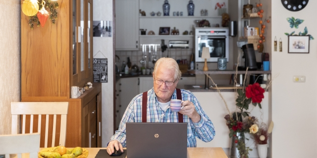 Ouderen drinken samen koffie, online!